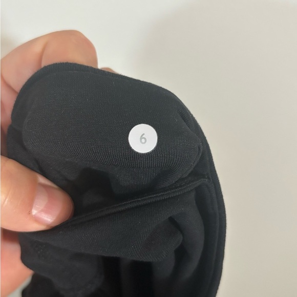 Lululemon Black Ruffle Trim Capri Leggings Size 6 Yoga Crop Pants - Picture 9 of 12